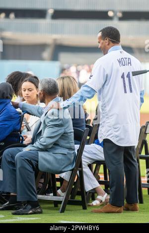 Manny Mota, légende des Dodgers de Los Angeles, et son fils José Mota, lors de la cérémonie d’intronisation de Manny Mota dans les Legends of Dodger Baseball avant un match de Ligue majeure de baseball contre les membres Louis Cardinals au Dodger Stadium le samedi 29 avril 2023 à Los Angeles, Calif. Les Dodgers ont battu les Cardinals 1-0. (Aliyah Navarro/image du sport) Banque D'Images