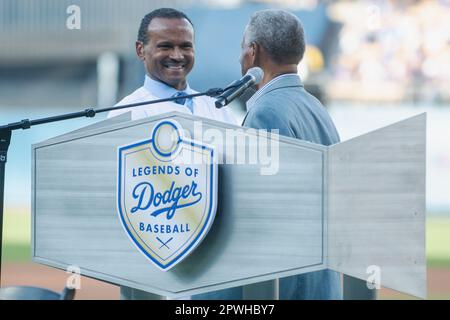 Manny Mota, légende des Dodgers de Los Angeles, et son fils José Mota, lors de la cérémonie d’intronisation de Manny Mota dans les Legends of Dodger Baseball avant un match de Ligue majeure de baseball contre les membres Louis Cardinals au Dodger Stadium le samedi 29 avril 2023 à Los Angeles, Calif. Les Dodgers ont battu les Cardinals 1-0. (Aliyah Navarro/image du sport) Banque D'Images