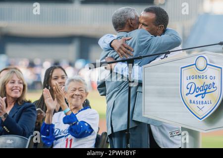 Manny Mota, légende des Dodgers de Los Angeles, et son fils José Mota, lors de la cérémonie d’intronisation de Manny Mota dans les Legends of Dodger Baseball avant un match de Ligue majeure de baseball contre les membres Louis Cardinals au Dodger Stadium le samedi 29 avril 2023 à Los Angeles, Calif. Les Dodgers ont battu les Cardinals 1-0. (Aliyah Navarro/image du sport) Banque D'Images