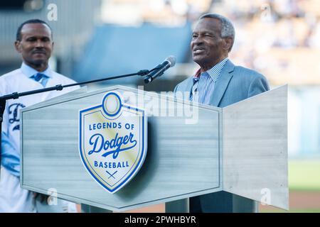 Manny Mota, légende des Dodgers de Los Angeles, et son fils José Mota, lors de la cérémonie d’intronisation de Manny Mota dans les Legends of Dodger Baseball avant un match de Ligue majeure de baseball contre les membres Louis Cardinals au Dodger Stadium le samedi 29 avril 2023 à Los Angeles, Calif. Les Dodgers ont battu les Cardinals 1-0. (Aliyah Navarro/image du sport) Banque D'Images