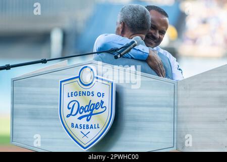 Manny Mota, légende des Dodgers de Los Angeles, et son fils José Mota, lors de la cérémonie d’intronisation de Manny Mota dans les Legends of Dodger Baseball avant un match de Ligue majeure de baseball contre les membres Louis Cardinals au Dodger Stadium le samedi 29 avril 2023 à Los Angeles, Calif. Les Dodgers ont battu les Cardinals 1-0. (Aliyah Navarro/image du sport) Banque D'Images