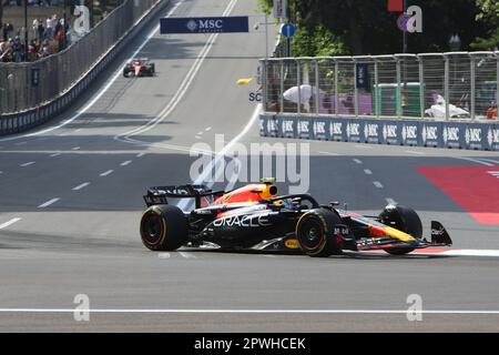 Bakou, Azerbaïdjan. 30th avril 2023. Sergio Perez, pilote de l'écurie Red Bull Racing, participe au Grand Prix d'Azerbaïdjan de Formule 1 sur le circuit de la ville de Bakou à Bakou, Azerbaïdjan, 30 avril 2023. Credit: Tofiq Babayev/Xinhua/Alay Live News Banque D'Images