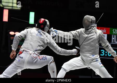 Aron Szilagyi de Hongrie (R) et Oh sang-uk de Corée du Sud pendant le concours de la FIE Fencing World Grand Prix Mens Sabre semi-finales à Séoul, Corée du Sud sur 29 avril 2023. Credit: Tadashi MIYAMOTO/AFLO/Alamy Live News Banque D'Images