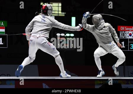 Aron Szilagyi de Hongrie (R) et Oh sang-uk de Corée du Sud pendant le concours de la FIE Fencing World Grand Prix Mens Sabre semi-finales à Séoul, Corée du Sud sur 29 avril 2023. Credit: Tadashi MIYAMOTO/AFLO/Alamy Live News Banque D'Images