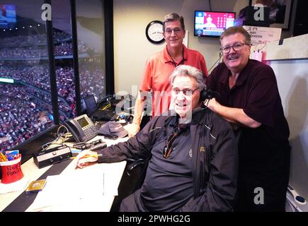 St. Louis, États-Unis. 02nd octobre 2021. St. Mike Shannon, diffuseur de Louis Cardinals, pose pour une photo avec John Rooney (R), partenaire de diffusion, et Jim Jackson, ingénieur de longue date, au cours de la Chicago Cubs-St. Match de baseball des Louis Cardinals au Busch Stadium de St. Louis, vendredi, 1 octobre 2021. Shannon, ancien joueur de St. Louis et un télédiffuseur sont morts sur 30 avril 2023 depuis 50 ans à l'âge de 83 ans. Photo du fichier par Bill Greenblatt/UPI crédit: UPI/Alay Live News Banque D'Images