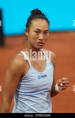 Madrid, Espagne. 30th avril 2023. Zheng Qinwen, de Chine, célèbre lors de la manche des célibataires féminins de 32 match contre Ekaterina Alexandrova, de Russie, au tournoi de tennis ouvert de Madrid à Madrid, Espagne, 30 avril 2023. Credit: Meng Dingbo/Xinhua/Alay Live News Banque D'Images