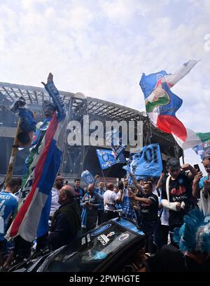 Naples. 30th avril 2023. Les fans de Naples sont vus avant un match de football de série A entre Naples et Salernitana à Naples, Italie sur 30 avril 2023. Credit: STR/Xinhua/Alay Live News Banque D'Images