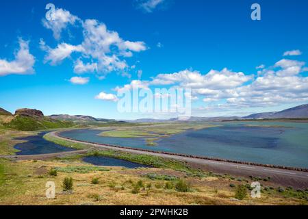 Route à côté d'une rivière dans un paysage magnifique en Islande Banque D'Images