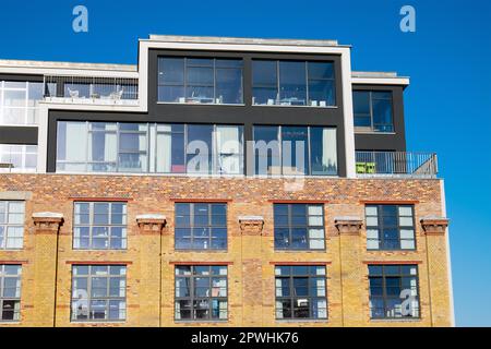 Penthouse au-dessus d'un ancien bâtiment d'usine à Berlin Banque D'Images