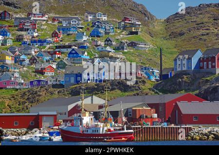 Bateau de pêche et petits bateaux, port et maisons colorées, Qaquortoq, municipalité de Kujalleq, Groenland, Danemark Banque D'Images