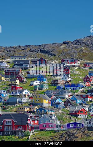 Vue sur une petite ville avec des maisons en bois dans différentes couleurs, paysage de montagne sauvage, Qaquortoq, municipalité de Kujalleq, Arctique, Groenland, Danemark Banque D'Images