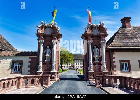 Porte d'entrée avec des figures de pierre, entrée principale, ancienne abbaye de Corvey et château, chemin du State Garden Show 2023, Hoexter, Allemagne Banque D'Images