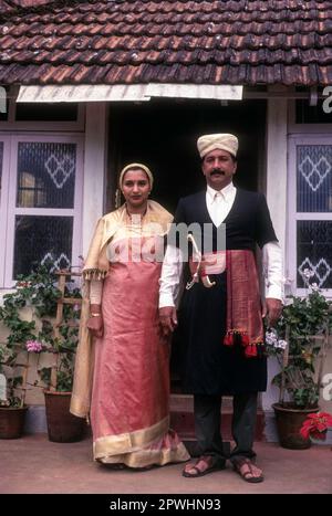 Kodava couple dans la maison traditionnelle en face de leur maison, Kodagu Coorg, Karnataka, Inde Banque D'Images