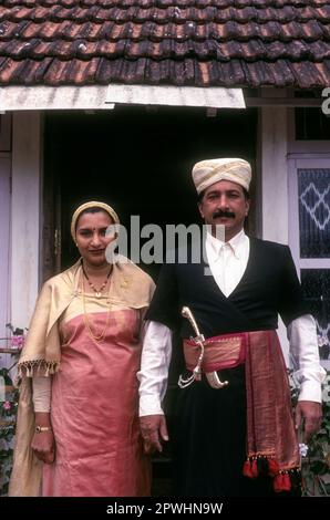 Kodava couple dans la maison traditionnelle en face de leur maison, Kodagu Coorg, Karnataka, Inde Banque D'Images