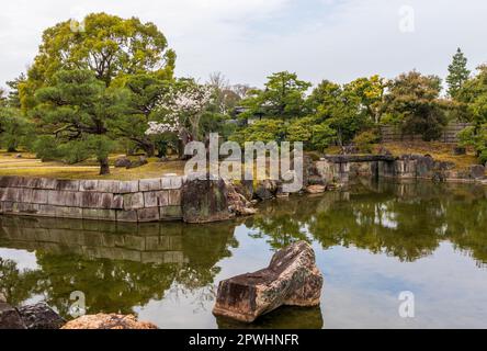 Kyoto, Japon - 25 mars 2023 : magnifique jardin et château de Nijo à Kyoto, Japon Banque D'Images