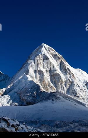 AMA Dablam éclairée par le soleil du matin dans le parc national de Sagarmatha (Everest), au Népal. Banque D'Images