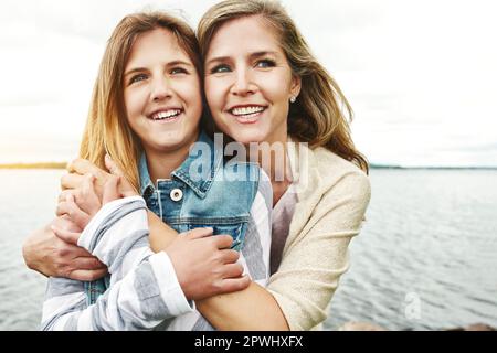 Faire des souvenirs précieux avec son petit Trésor le plus cher. une mère et sa fille se liant à l'extérieur. Banque D'Images