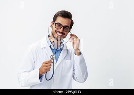 Homme médecin en manteau blanc à l'écoute des poumons et du coeur avec stéthoscope avec dents sourire sur fond blanc isolé, espace de copie, espace pour le texte Banque D'Images