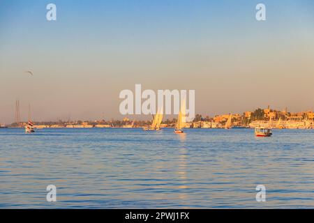 Bateaux de feloucca naviguant sur le Nil à Louxor, Égypte. Voiliers traditionnels égyptiens Banque D'Images