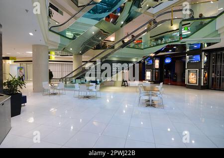 Niveau inférieur de l'intérieur du centre commercial Park Lane, sur Spring Garden Road, au centre-ville de Halifax, en Nouvelle-Écosse, à Halifax, montrant le Cineplex Cinemas Park Lane Banque D'Images
