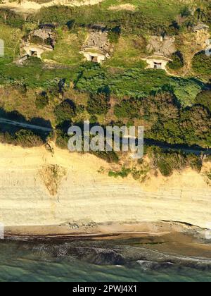 VUE AÉRIENNE. Trois bunkers en béton sur une falaise surplombant la mer Adriatique. Cap de Rodon, comté de Durrës, Albanie. Banque D'Images