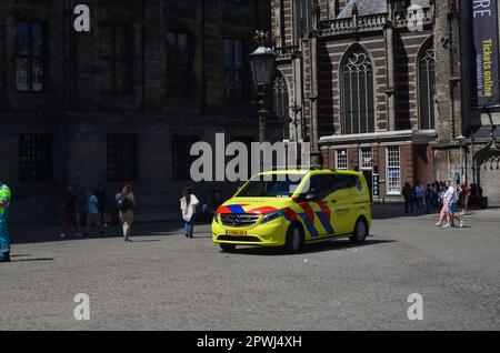 AMSTERDAM, PAYS-BAS - 16 JUILLET 2022 : véhicule ambulancier moderne dans la rue de la ville Banque D'Images