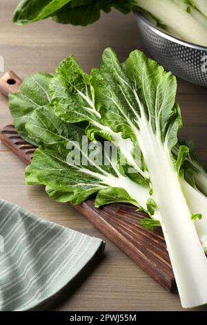 Feuilles de chou blanc vert frais avec gouttes d'eau sur une table en bois Banque D'Images