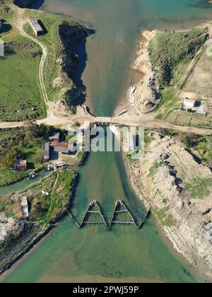 VUE AÉRIENNE. Pêche sur un canal entre la mer Adriatique et la lagune de Narta. Zvërnec, Comté de Vlorë, Albanie. Banque D'Images