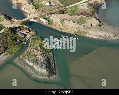 VUE AÉRIENNE. Pêche sur un canal entre la mer Adriatique et la lagune de Narta. Zvërnec, Comté de Vlorë, Albanie. Banque D'Images