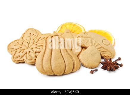 Différents biscuits savoureux et épices sur fond blanc Banque D'Images