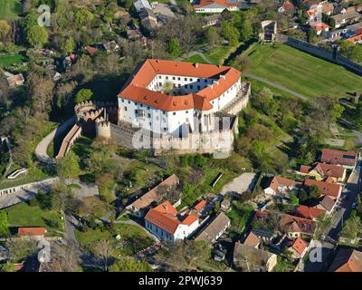 VUE AÉRIENNE. Siklós, Comté de Baranya, Hongrie. Banque D'Images