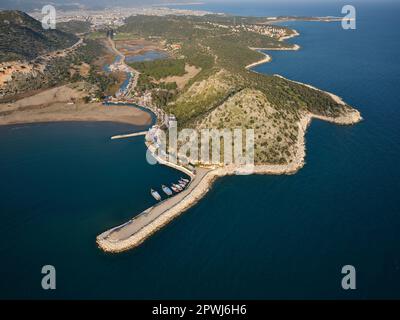 VUE AÉRIENNE. Promontoire des Rocheuses à Büyükkum et plage de Çayağzı à Karapucak. Province d'Antalya, Turquie. Banque D'Images