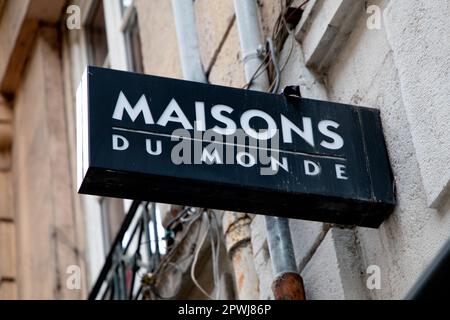 Bordeaux , Aquitaine France - 04 20 2023 : logo Maisons du monde marque et texte signe sur le mur façade magasin de la boutique chaîne de décoration française Banque D'Images