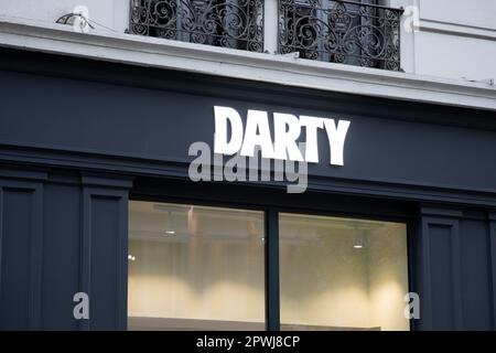 Bordeaux , Aquitaine France - 04 20 2023 : texte du logo Darty sur le bâtiment d'entrée façade boutique marque française de la chaîne de magasins Banque D'Images