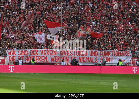 Munich, Allemagne. 30th avril 2023. Bannière, bannière, transparente dans le bloc ventilateur Bayern. Protestation contre les investisseurs et les fonctionnaires. Football 1st Bundesliga saison 2022/2023, 30th match, matchday30, FC Bayern Munich -Hertha BSC Berlin 2-0 on 30 avril 2023, ALLIANZAREN A. ? Credit: dpa/Alay Live News Banque D'Images