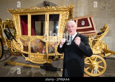 Le Président de la Chambre des communes, Sir Lindsay Hoyle, est photographié avec l'entraîneur d'État du Président qui est revenu à Westminster pour la première fois depuis 2005. L'autocar, qui aurait été construit en 1690s pour le roi William III et la reine Mary II, a été utilisé pour la dernière fois par le président de la Chambre des communes, George Thomas, en 1981, pour assister au mariage du prince de Galles avec Lady Diana Spencer à la cathédrale Saint-Paul. Date de la photo: Dimanche 30 avril 2023. Banque D'Images