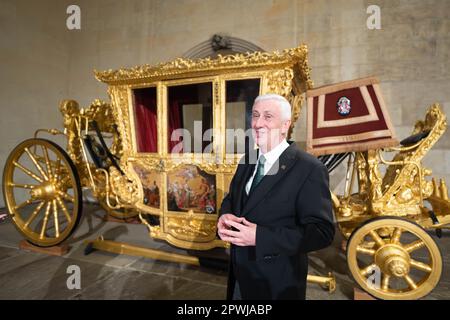 Le Président de la Chambre des communes, Sir Lindsay Hoyle, est photographié avec l'entraîneur d'État du Président qui est revenu à Westminster pour la première fois depuis 2005. L'autocar, qui aurait été construit en 1690s pour le roi William III et la reine Mary II, a été utilisé pour la dernière fois par le président de la Chambre des communes, George Thomas, en 1981, pour assister au mariage du prince de Galles avec Lady Diana Spencer à la cathédrale Saint-Paul. Date de la photo: Dimanche 30 avril 2023. Banque D'Images