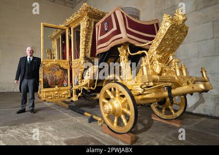 Le Président de la Chambre des communes, Sir Lindsay Hoyle, est photographié avec l'entraîneur d'État du Président qui est revenu à Westminster pour la première fois depuis 2005. L'autocar, qui aurait été construit en 1690s pour le roi William III et la reine Mary II, a été utilisé pour la dernière fois par le président de la Chambre des communes, George Thomas, en 1981, pour assister au mariage du prince de Galles avec Lady Diana Spencer à la cathédrale Saint-Paul. Date de la photo: Dimanche 30 avril 2023. Banque D'Images