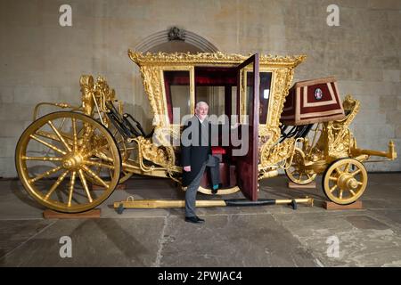 Le Président de la Chambre des communes, Sir Lindsay Hoyle, est photographié avec l'entraîneur d'État du Président qui est revenu à Westminster pour la première fois depuis 2005. L'autocar, qui aurait été construit en 1690s pour le roi William III et la reine Mary II, a été utilisé pour la dernière fois par le président de la Chambre des communes, George Thomas, en 1981, pour assister au mariage du prince de Galles avec Lady Diana Spencer à la cathédrale Saint-Paul. Date de la photo: Dimanche 30 avril 2023. Banque D'Images