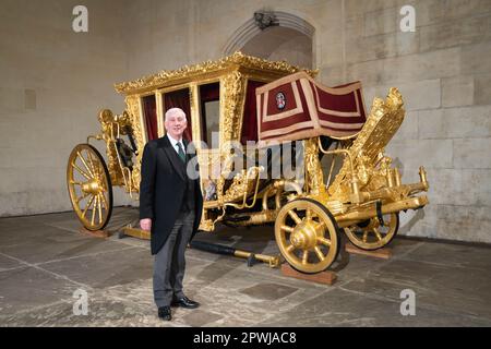 Le Président de la Chambre des communes, Sir Lindsay Hoyle, est photographié avec l'entraîneur d'État du Président qui est revenu à Westminster pour la première fois depuis 2005. L'autocar, qui aurait été construit en 1690s pour le roi William III et la reine Mary II, a été utilisé pour la dernière fois par le président de la Chambre des communes, George Thomas, en 1981, pour assister au mariage du prince de Galles avec Lady Diana Spencer à la cathédrale Saint-Paul. Date de la photo: Dimanche 30 avril 2023. Banque D'Images