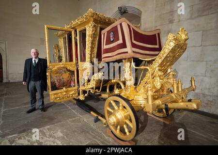 Le Président de la Chambre des communes, Sir Lindsay Hoyle, est photographié avec l'entraîneur d'État du Président qui est revenu à Westminster pour la première fois depuis 2005. L'autocar, qui aurait été construit en 1690s pour le roi William III et la reine Mary II, a été utilisé pour la dernière fois par le président de la Chambre des communes, George Thomas, en 1981, pour assister au mariage du prince de Galles avec Lady Diana Spencer à la cathédrale Saint-Paul. Date de la photo: Dimanche 30 avril 2023. Banque D'Images