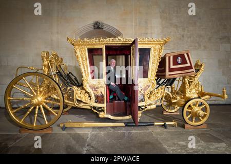 Le Président de la Chambre des communes, Sir Lindsay Hoyle, est photographié avec l'entraîneur d'État du Président qui est revenu à Westminster pour la première fois depuis 2005. L'autocar, qui aurait été construit en 1690s pour le roi William III et la reine Mary II, a été utilisé pour la dernière fois par le président de la Chambre des communes, George Thomas, en 1981, pour assister au mariage du prince de Galles avec Lady Diana Spencer à la cathédrale Saint-Paul. Date de la photo: Dimanche 30 avril 2023. Banque D'Images