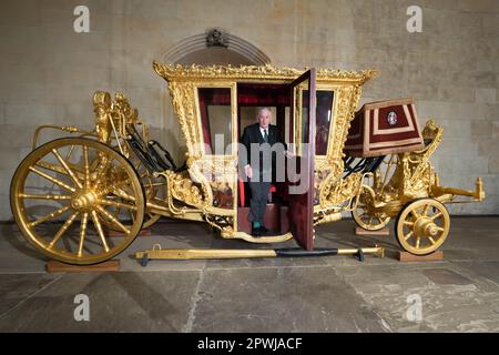 Le Président de la Chambre des communes, Sir Lindsay Hoyle, est photographié avec l'entraîneur d'État du Président qui est revenu à Westminster pour la première fois depuis 2005. L'autocar, qui aurait été construit en 1690s pour le roi William III et la reine Mary II, a été utilisé pour la dernière fois par le président de la Chambre des communes, George Thomas, en 1981, pour assister au mariage du prince de Galles avec Lady Diana Spencer à la cathédrale Saint-Paul. Date de la photo: Dimanche 30 avril 2023. Banque D'Images