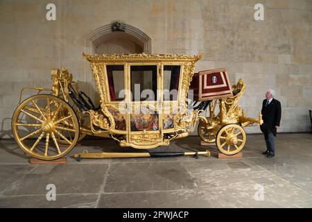 Le Président de la Chambre des communes, Sir Lindsay Hoyle, est photographié avec l'entraîneur d'État du Président qui est revenu à Westminster pour la première fois depuis 2005. L'autocar, qui aurait été construit en 1690s pour le roi William III et la reine Mary II, a été utilisé pour la dernière fois par le président de la Chambre des communes, George Thomas, en 1981, pour assister au mariage du prince de Galles avec Lady Diana Spencer à la cathédrale Saint-Paul. Date de la photo: Dimanche 30 avril 2023. Banque D'Images