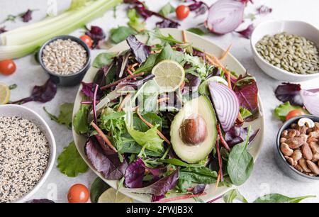 Salade d'avocat et de légumes légumes légumes verts mélangés feuilles de laitue prêtes à manger. Banque D'Images