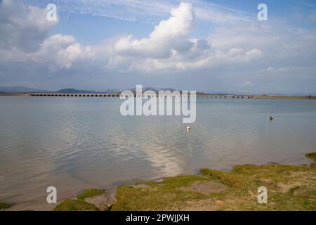 Vues sur la baie de Morecambe de Arnside vers viaduc de Kent Banque D'Images