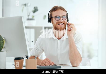 Il fait de chaque appel une priorité. un beau jeune homme agent de centre d'appels travaillant à son bureau Banque D'Images