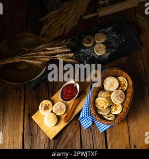 proziaki chaud avec marmelade Banque D'Images