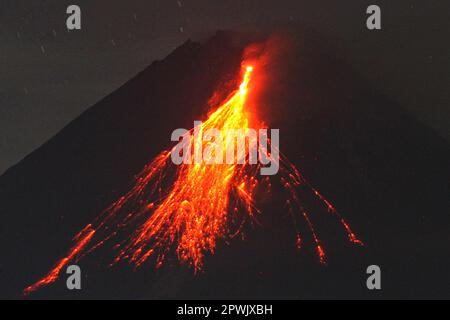 Magelang, Indonésie. 1st mai 2023. Le volcan du Mont Merapi crache des matériaux volcaniques, comme on l'a vu du village de Srumbung à Magelang, dans le centre de Java, en Indonésie, au 1 mai 2023. Crédit: Priyo Utomo/Xinhua/Alay Live News Banque D'Images