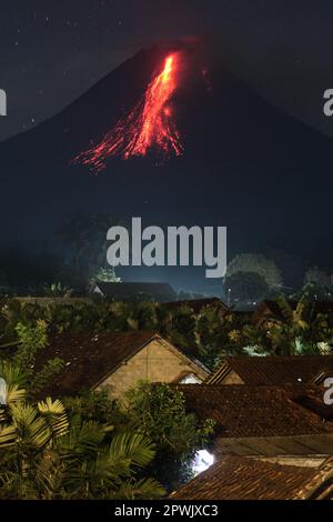 Magelang, Indonésie. 1st mai 2023. Le volcan du Mont Merapi crache des matériaux volcaniques, comme on l'a vu du village de Srumbung à Magelang, dans le centre de Java, en Indonésie, au 1 mai 2023. Crédit: Priyo Utomo/Xinhua/Alay Live News Banque D'Images